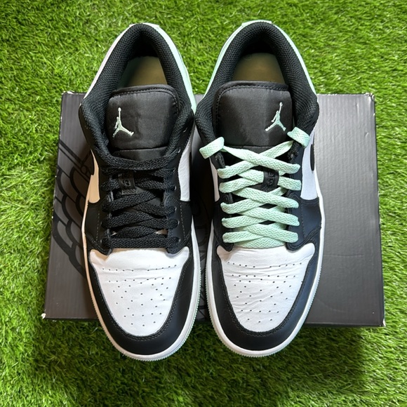 Jordan 1 Low - Picture 2 of 5